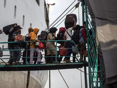 Penumpang turun dari kapal di pelabuhan di Surabaya, Jawa Timur, Kamis (28/4/2022). Orang-orang melakukan perjalanan ke kota asalnya menjelang Idul Fitri yang menandai berakhirnya bulan suci Ramadhan. (Juni Kriswanto/AFP)