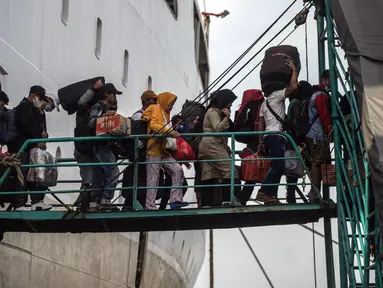 Penumpang turun dari kapal di pelabuhan di Surabaya, Jawa Timur, Kamis (28/4/2022). Orang-orang melakukan perjalanan ke kota asalnya menjelang Idul Fitri yang menandai berakhirnya bulan suci Ramadhan. (Juni Kriswanto/AFP)