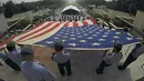 Anggota program Kahuku SMA Junior Cadangan Officer Training Corps (JROTC) membentangkan bendera nasional Amerika saat upacara peringatan Hari Veteran di Memorial Cemetery Nasional Pasifik di Honolulu, Hawaii, Rabu (11/11). (REUTERS/Hugh Gentry)