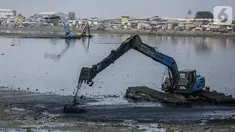 Alat berat mengeruk lumpur di Waduk Pluit, Jakarta, Rabu (30/10/2019). Waduk Pluit dikeruk untuk mengeluarkan lumpur yang mengendap pada bagian dasar. (Liputan6.com/ Faizal Fanani)