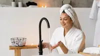 Dark Showering, Mandi Minim Cahaya yang Disebut-sebut Bisa Bikin Tidur Lebih Nyenyak
