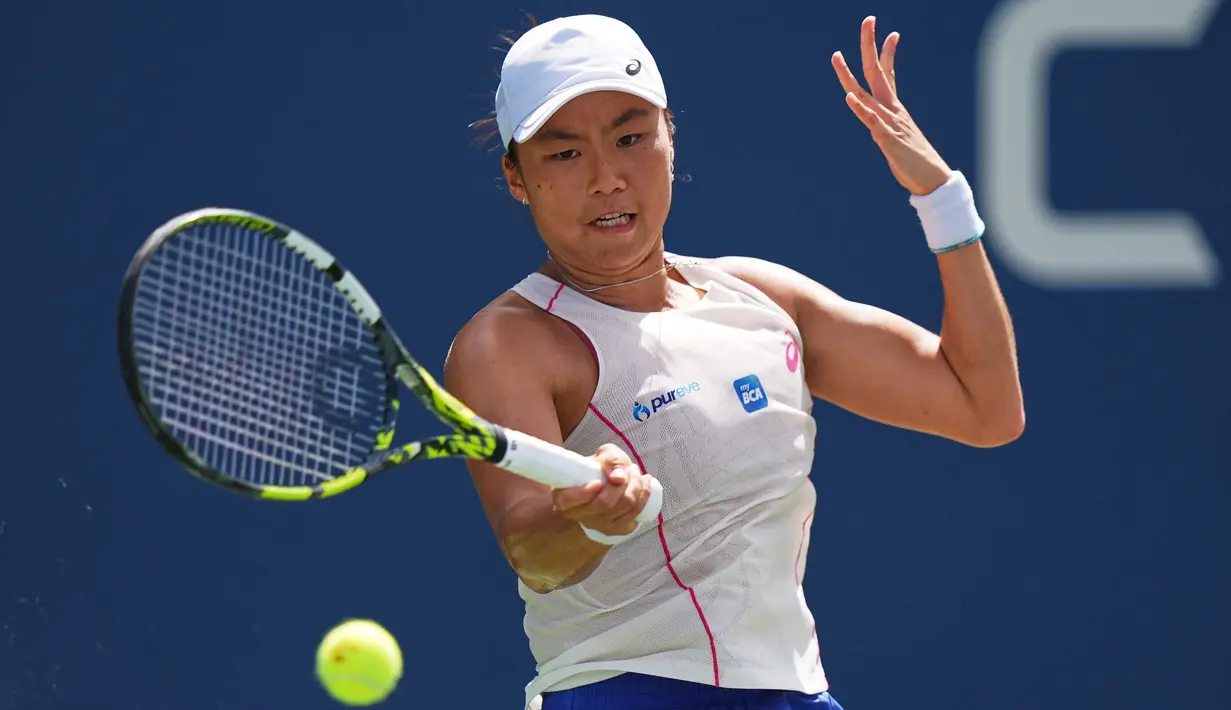 Lolos ke babak kedua turnamen grand slam US Open 2025, Janice Tjen menyamai capaian Yayuk Basuki, Wynne Prakusya, dan Angelique Widjaja yang juga pernah melaju ke babak dua US Open nomor tunggal putri. (AP Photo/Frank Franklin II)