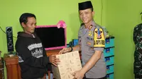 Kapolres Garut AKPB Budi Satria Wiguna memberikan santuan bagi korban bencana tsunami Selat Sunda (Liputan6.com/Jayadi Supriadin)