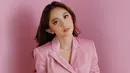 Saat memakai jas warna merah muda, gaya penampilan Natalie Zenn ini kian menawan. Ia terlihat begitu elegan mengenakan jas seperti itu. Penampilan menawannya ini banjir pujian netizen yang menyebutnya sangat memesona. (Liputan6.com/IG/@nataliezenn24)