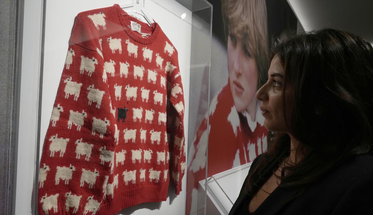 Penawaran online untuk sweater mendiang Princess of Wales dibuka 31 Agustus dan akan berlangsung hingga 14 September melalui Sotheby's. (AP Photo/Frank Augstein)