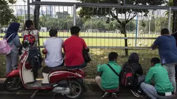 Warga menonton laga uji coba antara Timnas Indonesia U-23 melawan Timnas Indonesia U-19 di Lapangan ABC Senayan, Jakarta, Sabtu (24/2/2018). Timnas U-23 menang 5-0 atas Timnas U-19. (Bola.com/Vitalis Yogi Trisna)