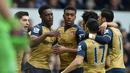 Pemain Arsenal merayakan gol yang dicetak Danny Welbeck ke gawang Everton dalam laga Liga Inggris di Stadion Goodison Park, Sabtu (19/3/2016). (AFP/Paul Ellis)