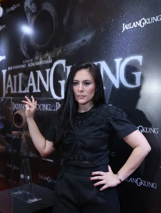 Begitu juga sekarang ini dan telah memiliki suami. Ia mengaku kalau mandi minta ditemani oleh asistennya. Rasa takut itu bertambah saat bermain film horor.  Meski tidak banyak scane, ia mengaku sangat melekat dalam ingatannya. (Nurwahyunan/Bintang.com)