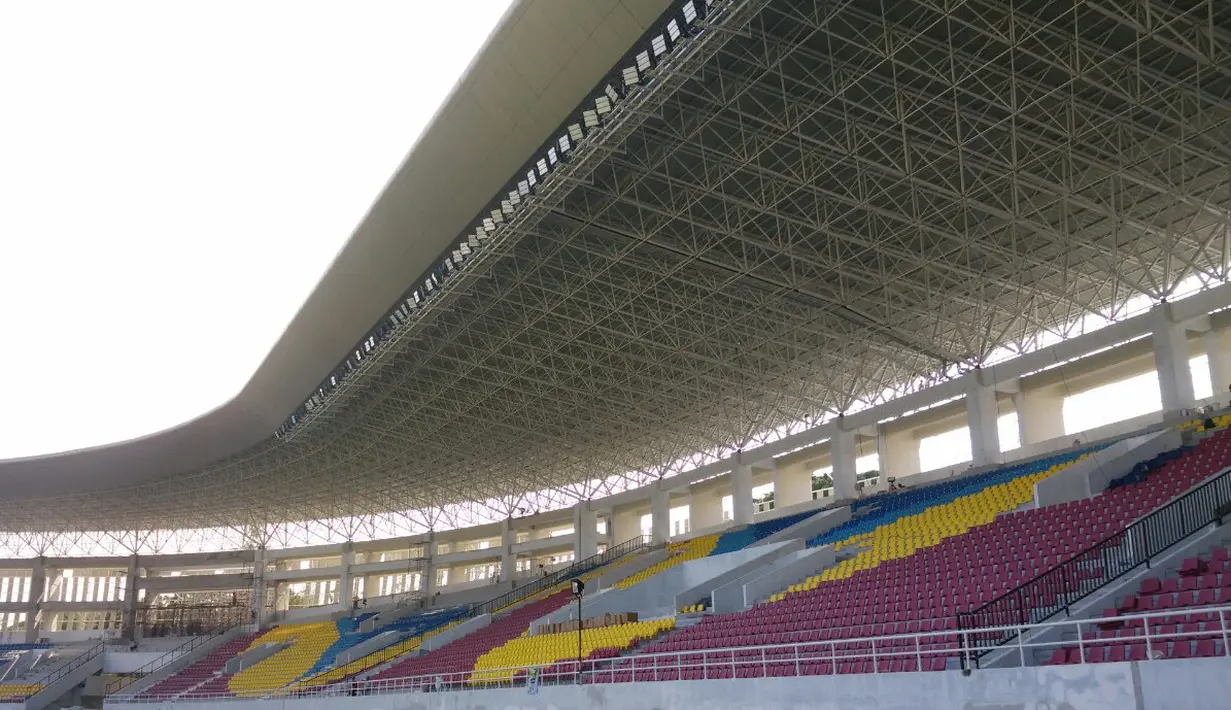 Wajah kursi tribune timur Stadion Manahan yang telah terpasang, lengkap dengan lampu di bagian atap. (Bola.com/Vincentius Atmaja)