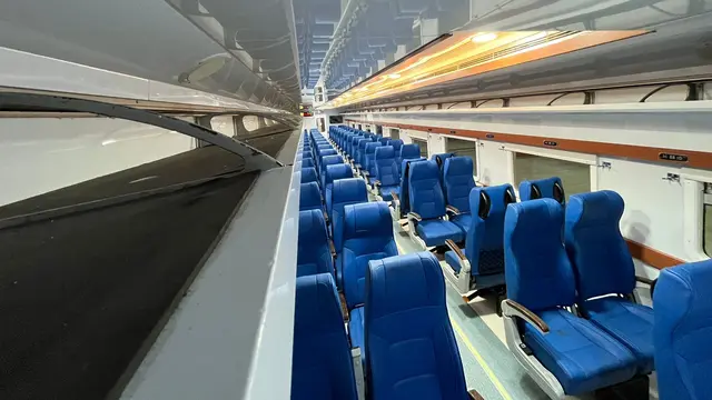 PT Kereta Api Indonesia (Persero) memodifikasi atau mengganti kursi di gerbong kereta api kelas ekonomi.