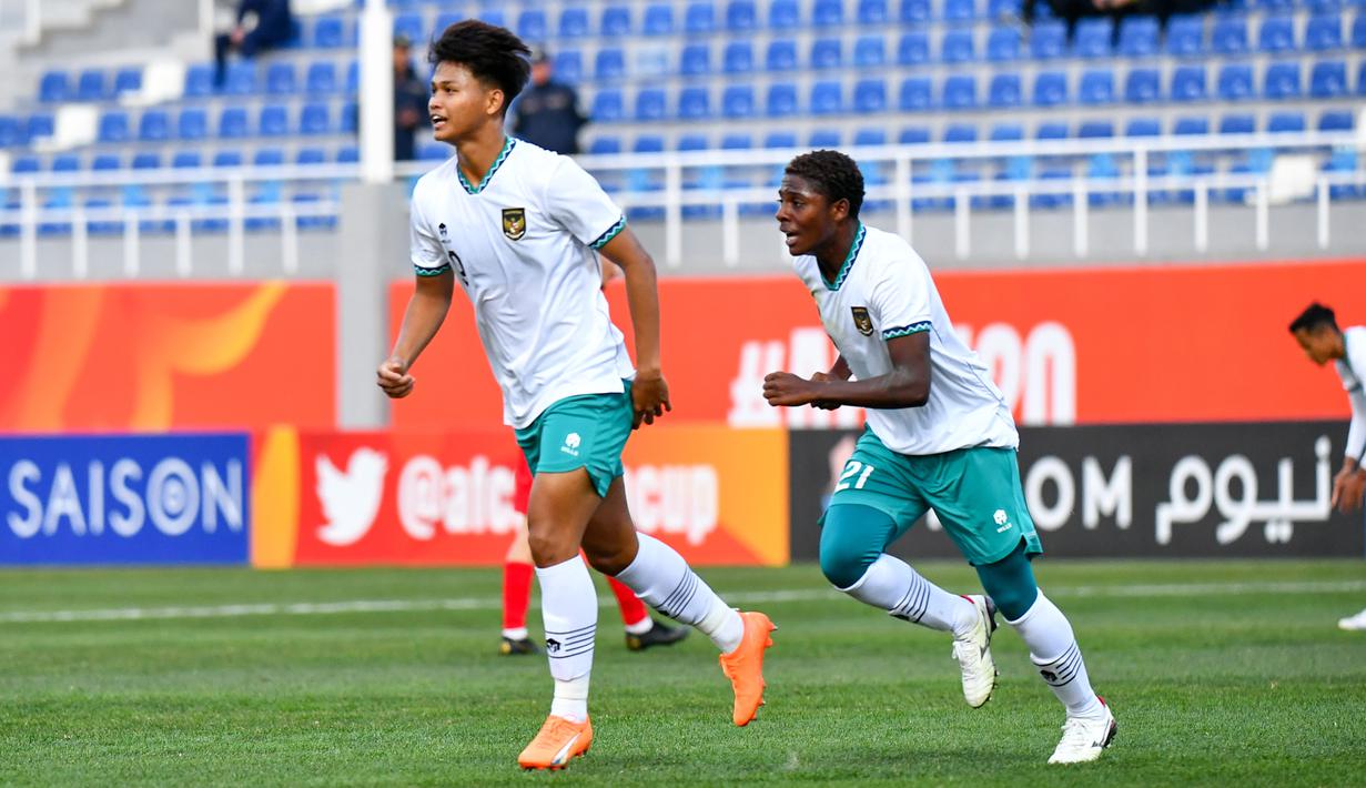 <p>Selebrasi pemain Timnas Indonesia U-20, Hokky Caraka (kiri) setelah mencetak gol ke gawang Suriah U-20 pada laga matchday kedua Grup A Piala Asia U-20 2023 di Lokomotiv Stadium, Tashkent, Uzbekistan, Sabtu (4/3/2023). (AFC/Adam Aidil)</p>