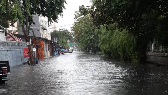 Banjir di wilayah Jakarta, Jumat (24/1/2020). (Liputan6.com/Yopi Makdori)