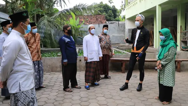 Sambangi Yayasan Sosial dan Panti Asuhan At-Taqwa, Gubernur ingatkan untuk tidak mudik pada saat lebaran. (Foto: Liputan6.com/Felek Wahyu)