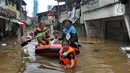 Petugas mengevakuasi warga korban banjir menggunakan perahu karet di kawasan Karet Pasar Baru Barat, Jakarta, Selasa (25/2/2020). Banjir yang terjadi sejak subuh akibat luapan Kanal Banjir Barat tersebut merendam ratusan rumah hingga setinggi dua meter. (merdeka.com/Arie Basuki)