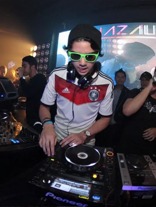 Lelaki muda berparas tampan ini pun kini bahkan lebih dikenal sebagai seorang DJ daripada label keartisannya. Tak tanggung-tanggung, Al disebut sebagai DJ yang memiliki bayaran sangat tinggi. (via instagram/@alghazali7)