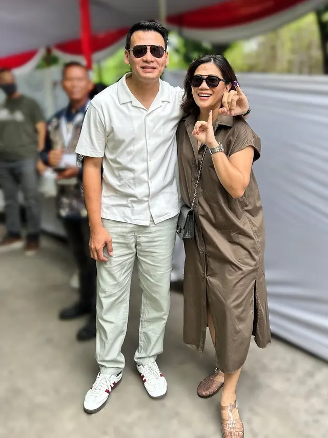 12 Potret Artis Nyoblos Pilkada 2024, Raffi Ahmad hingga Rano Karno Pamer Tinta Biru