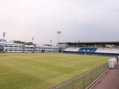 Kondisi Stadion Sidolig yang terletak di Batununggal, Kota Bandung, Jawa Barat pada Sabtu (21/10/2023) WIB. Stadion Sidolig terpilih menjadi salah satu lapangan latih untuk Piala Dunia U-17 2023. (Bola.com/Bagaskara Lazuardi)