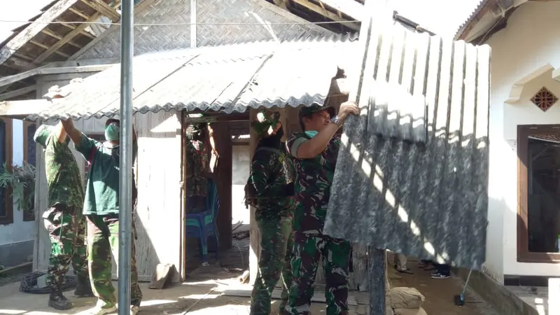 Rumah peraih piala emas lomba lari 100 meter Finlandia Lalu Muhammad Zohri di Dusun Karang Pengsor Kecamatan Pemenang Kabupaten Lombok Utara (KLU) mulai dibongkar. (Dok. Penrem 162/WB)