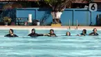 Sejumlah peserta berlatih berenang pada kegiatan Gerakan Prolanis Total (Gelato) di Gelanggang Remaja KONI, Gambir, Jakarta, Kamis (11/8/2022). Puskesmas Kecamatan Gambir mengadakan kegiatan Gelato berupa pelatihan berenang kepada peserta lansia penderita penyakit kronis untuk mencegah penyakit tersebut tambah parah. (Liputan6.com/Herman Zakharia)