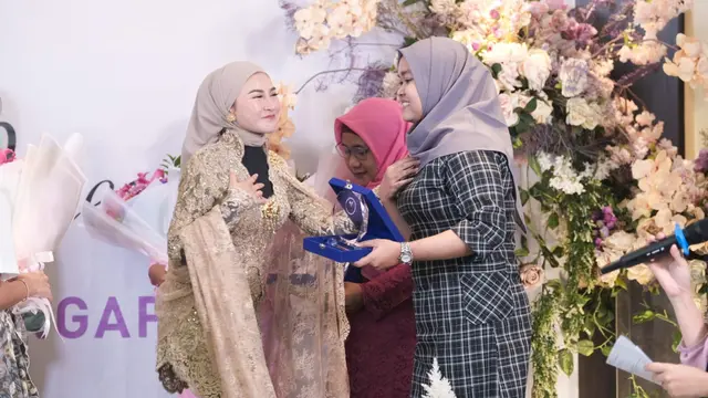 Shandy Purnamasari bersama dengan Komunitas Perempuan Level Up, memberikan apresiasi kepada para perempuan-permpuan hebat dari beragam profesi.