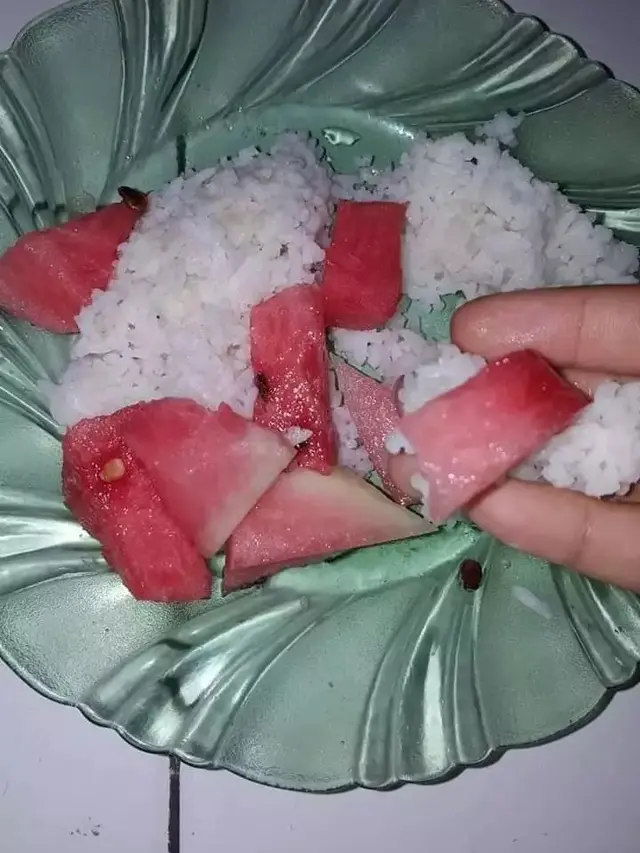 7 Potret Makan Nasi Pakai Lauk Buah ala Netizen Ini Bikin Heran