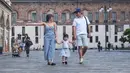 Tak hanya berdua saja, Gading dan Gisel juga mengajak putri mereka yang lucu, Gempita. Kali ini, keluarga ini memutuskan untuk berlibur ke Milan. (Foto: instagram.com/gisel_la)