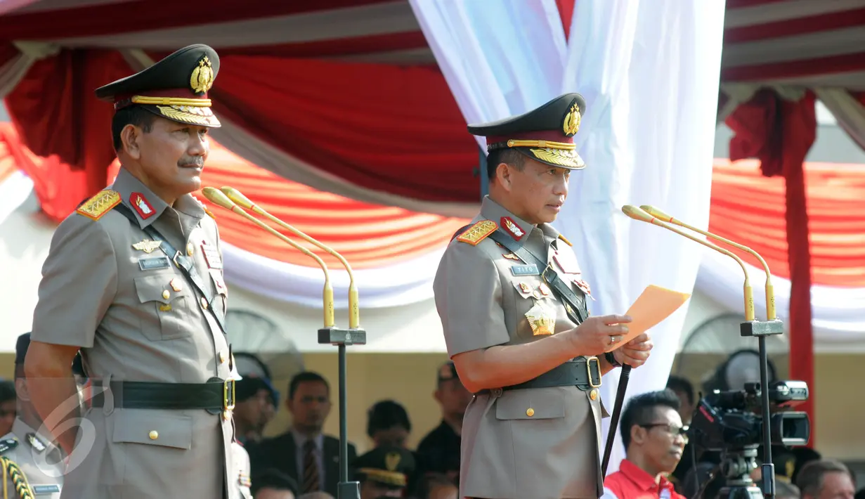 Jenderal Tito Karnavian menyampaikan pidato didampingi Jenderal Badrodin Haiti pada upacara sertijab Kapolri di Stadion PTIK, Jakarta, Kamis (14/7). Badrodin Haiti resmi menyerahkan tongkat komando Kapolri kepada Tito Karnavian (Liputan6.com/Helmi Afandi)
