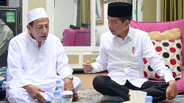 Presiden Joko Widodo atau Jokowi bertakziah ke rumah duka almarhumah Syarifah Salma binti Hasyim bin Yahya di Kota Pekalongan, Provinsi Jawa Tengah, Rabu (29/5/2024) (Muchlis Jr - Biro Pers Sekretariat Presiden)