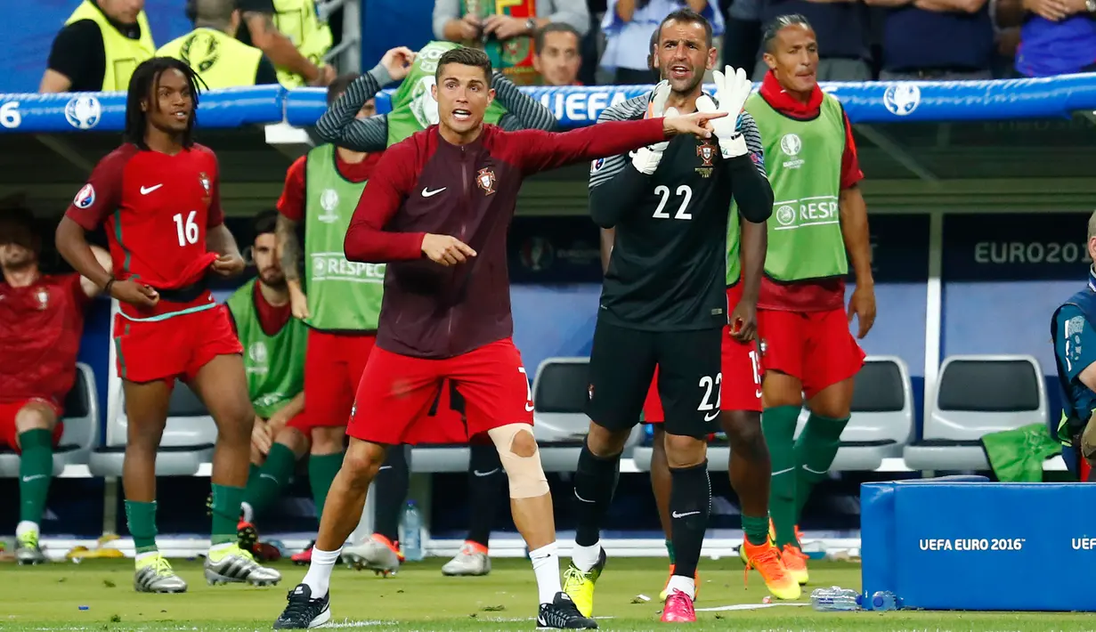 Ronaldo menginstruksikan rekan-rekanya saat laga final Euro 2016 antara Portugal vs Prancis di Paris, Prancis, Senin (11/6). Ronaldo terpaksa keluar lapangan akibat cedera usai berbenturan dengan Dimitri Payet. (REUTERS/Michael Dalder)