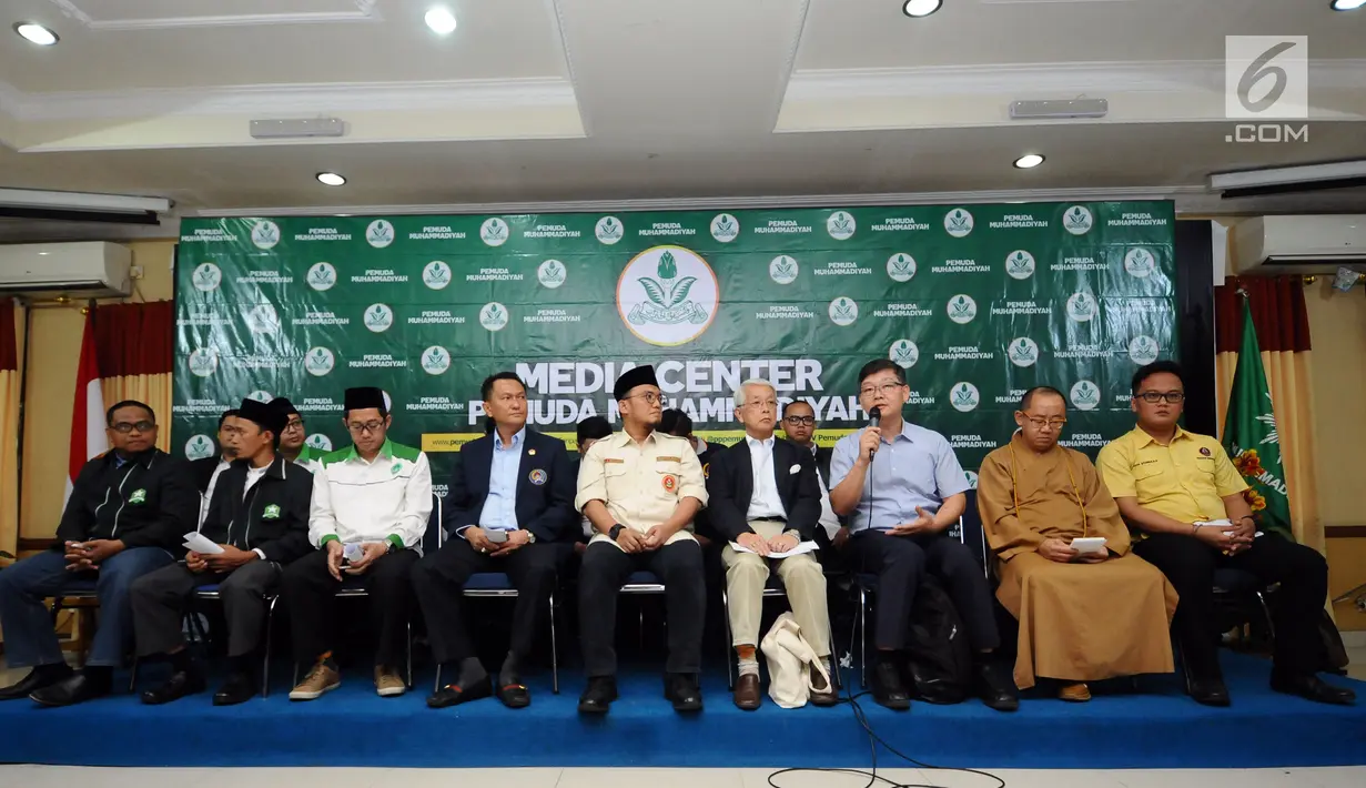 Para tokoh organisasi lintas agama memberi pernyataan sikap bersama di Gedung Muhammadiyah, Jakarta, Selasa (5/9). Mereka mengeluarkan pernyataan sikap terkait Rohingya . (Liputan6.com/Helmi Fithriansyah)