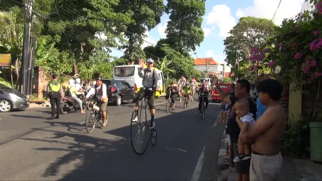 Para Peserta Parade Sepeda Tua Menyapa Warga