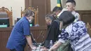 Terdakwa kasus dugaan korupsi jual beli gas antara PT PGN dengan PT IAE, Hendi Prio Santoso usai menjalani sidang pembacaan putusan di Pengadilan Tipikor, Jakarta, Kamis (20/8/2026). (KLY/ Arie Basuki)