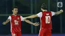 Pemain Persija Jakarta Osvaldo Haay (kiri) dan Marc Klok merayakan kemenangan atas Bhayangkara Solo FC pada laga Piala Menpora 2021 di Stadion Kanjuruhan, Malang, Rabu (31/3/2021). Persija menang 2-1. (Bola.com/M Iqbal Ichsan)