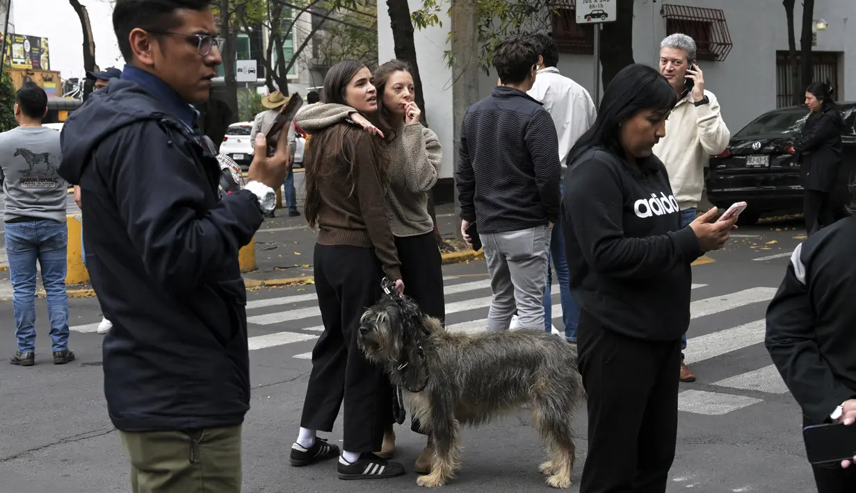 Guncangan gempa tersebut memicu sistem sirine peringatan di seluruh Mexico City dan orang-orang meninggalkan apartemen dan gedung-gedung perkantoran. (RODRIGO ARANGUA / AFP)