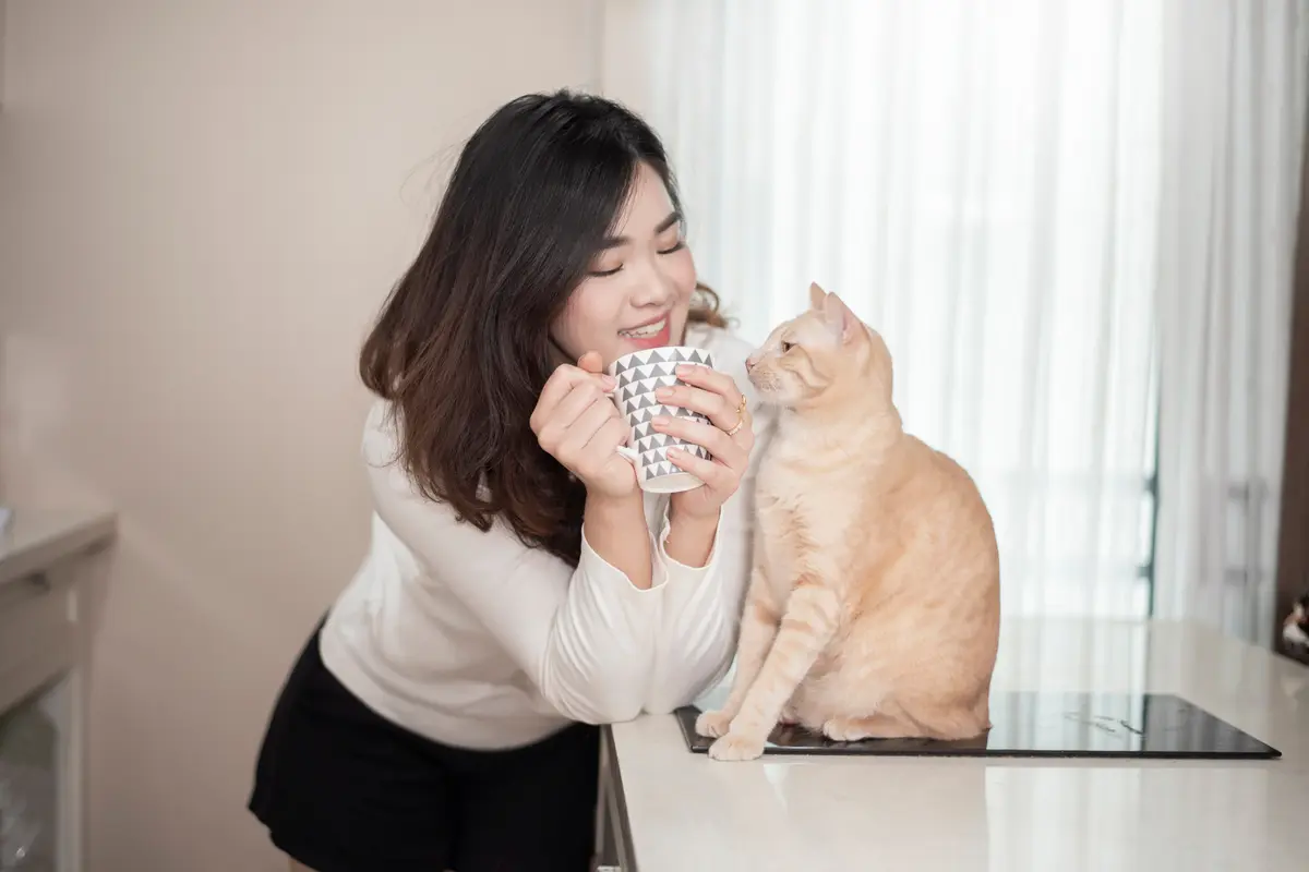 perempuan dan kucing