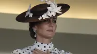 Kate Middleton melihat keluar dari Royal Box pada hari keempat pertemuan pacuan kuda Royal Ascot di Ascot Racecourse, Ascot, Inggris, 17 Juni 2022. Kate Middleton melengkapi penampilannya dengan topi anyaman kecil yang dihiasi bunga-bunga putih. (AP Photo/Alastair Grant)