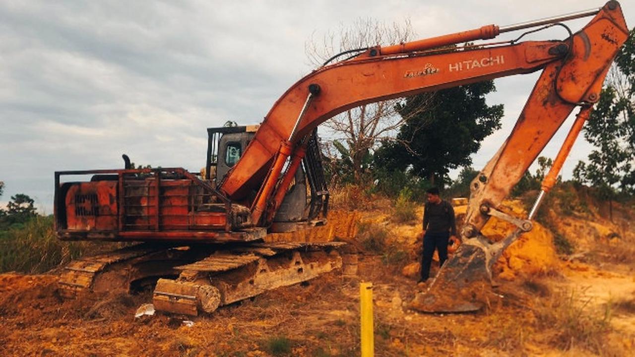 Alat berat tambang tanah urug atau tanah timbun yang disita Polda Riau.