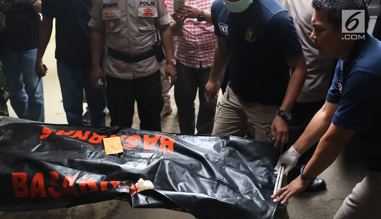 Petugas memindahkan kantong jenazah dari ambulans ke RS Polri, Kramat Jati, Jakarta, Selasa (30/10). Pesawat Lion Air JT 610 dilaporkan hilang sekitar pukul 06.00 WIB. (Liputan6.com/Immanuel Antonius)