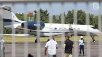 Pesawat jet pribadi jenis Gulfstream N50JE yang ditumpangi Barack Obama di landasan pacu Base Ops Lanud Ngurah Rai, Bali, Rabu (28/6). Obama meninggalkan Bali setelah berlibur bersama keluarga untuk menuju Yogyakarta (Liputan6.com/Immanuel Antonius)