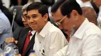 Menpan RB Yuddy Chrisnandi saat melakukan rapat gabungan Komisi I dan Kkomisi III di Banggar DPR RI, di Jakarta, Senin (15/2). Rapat tersebut membahas Penanggulangan Terorisme, Pemberian Amnesti, Kebijakan bebas visa. (Liputan6.com/Johan Tallo)