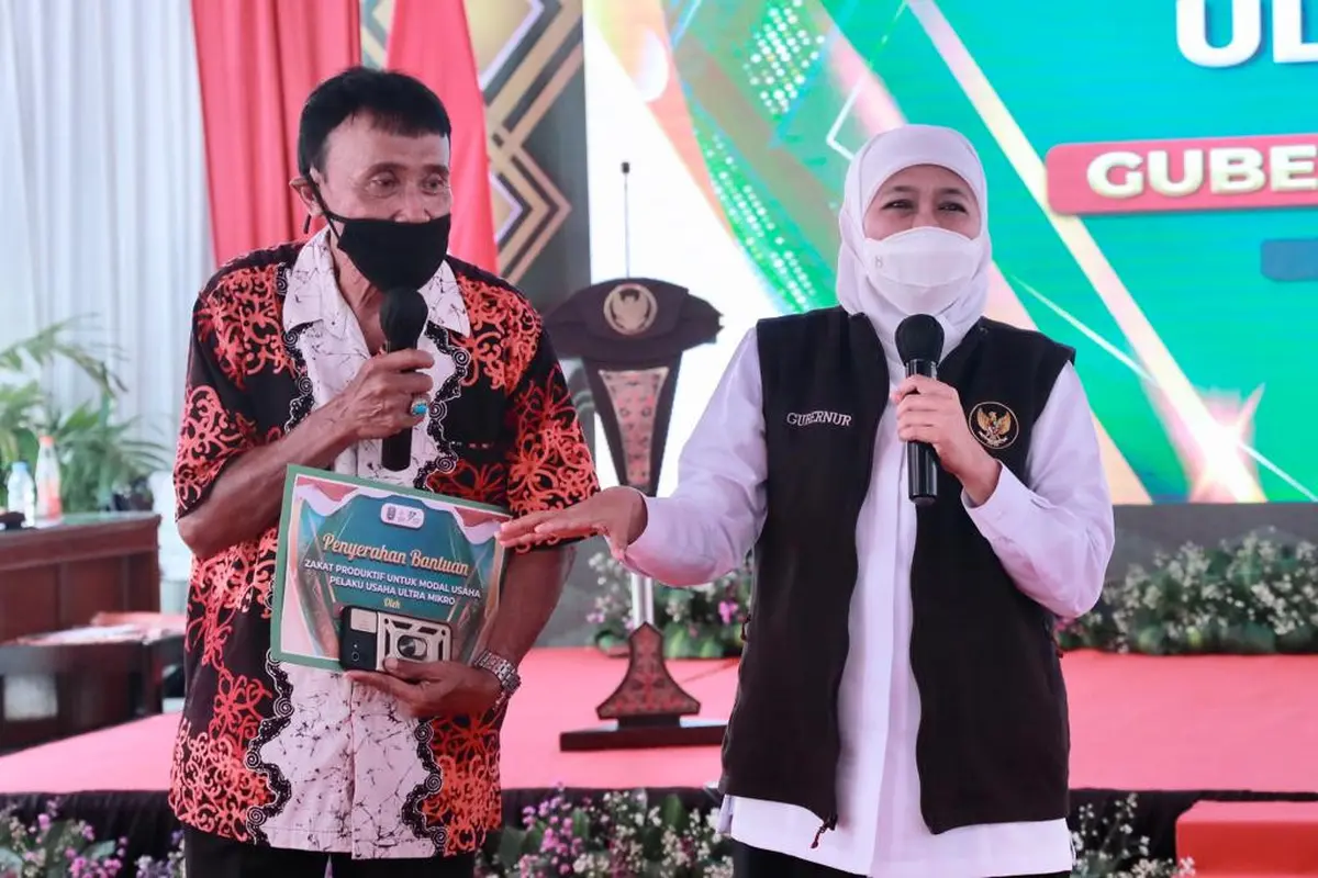 Mantan atlet sepeda Suharto mendapatkan bantuan dari Khofifah. (Dian Kurniawan/Liputan6.com)