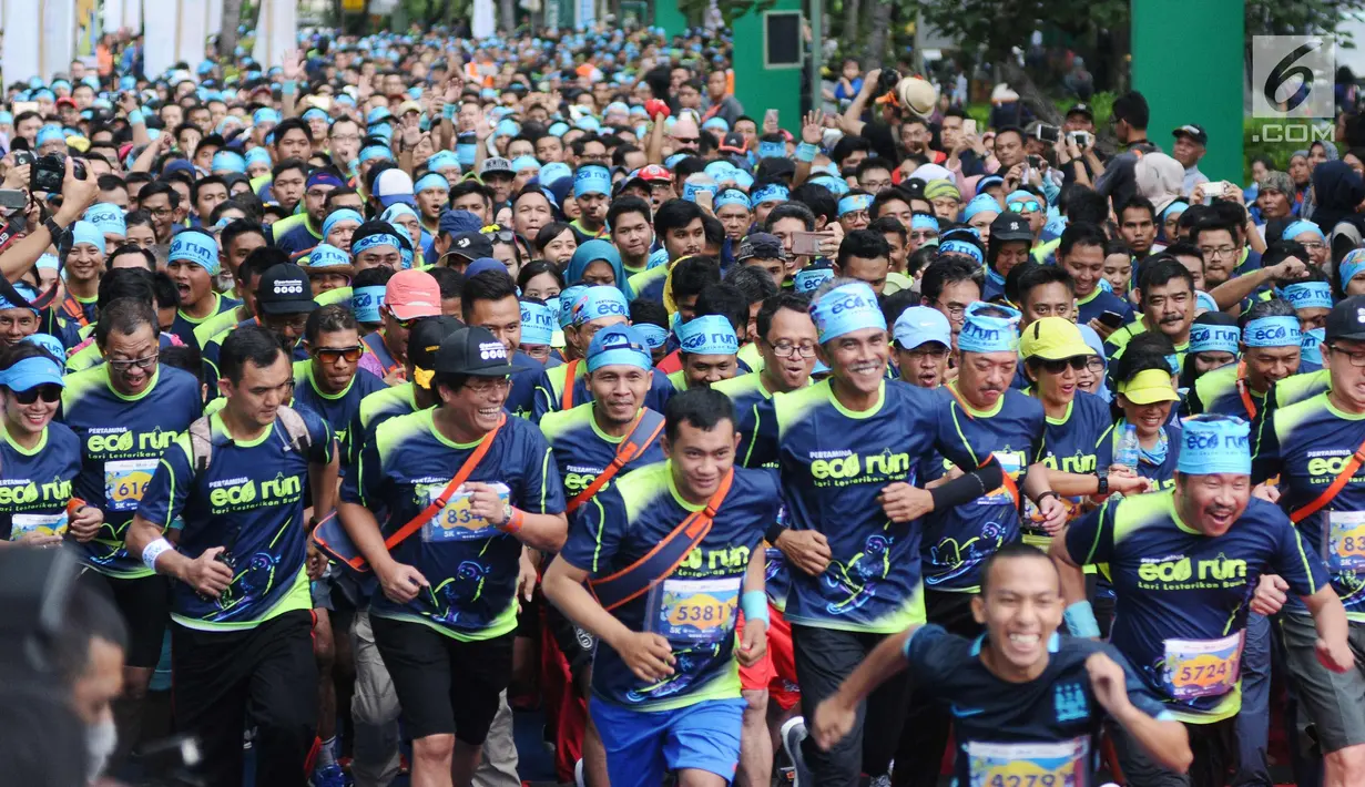 Pelari jarak 10 km melakukan start lomba Pertamina Eco Run 2017 di Pantai Karnaval Ancol, Jakarta, Sabtu (16/12). Ribuan pelari ambil bagian pada lomba yang bertema Lari Lestarikan Bumi. (Liputan6.com/Helmi Fithriansyah)