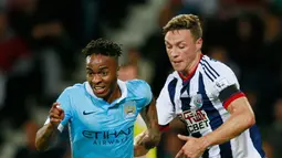 Gelandang Manchester City Raheem Sterling (kiri) beradu bola dengan bek West Brom James Chester di  The Hawthorns Stadium, Inggris,  Senin (10/8/2015). West brom harus mengakui keunggulan Manchester City dengan skor telak 3-0. (Reuters/Jason Cairnduff)