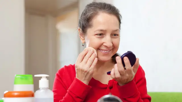 Kenali 6 Tips Aplikasi Basic Skincare untuk Usia 40-an agar Awet Muda (photo by freepik.com)