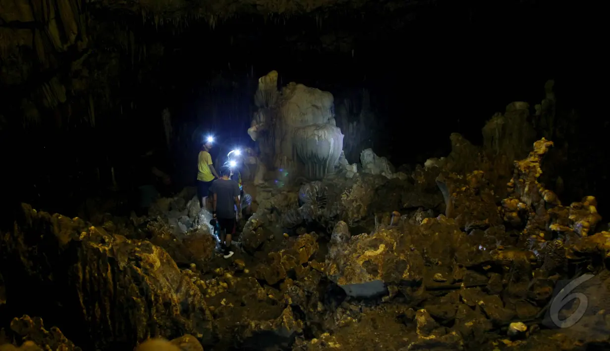 Usai menyusuri Goa Bagong, kami menyusuri Goa Kolor. Goa ini memiliki kedalaman sekitar 30 meter. Dari mulut goa hingga didalamnya kita bisa menemukan stalagnit dan stalagtit yang unik, Jawa Barat , Sabtu (17/5/2015). (Liputan6.com/Andrian M Tunay)