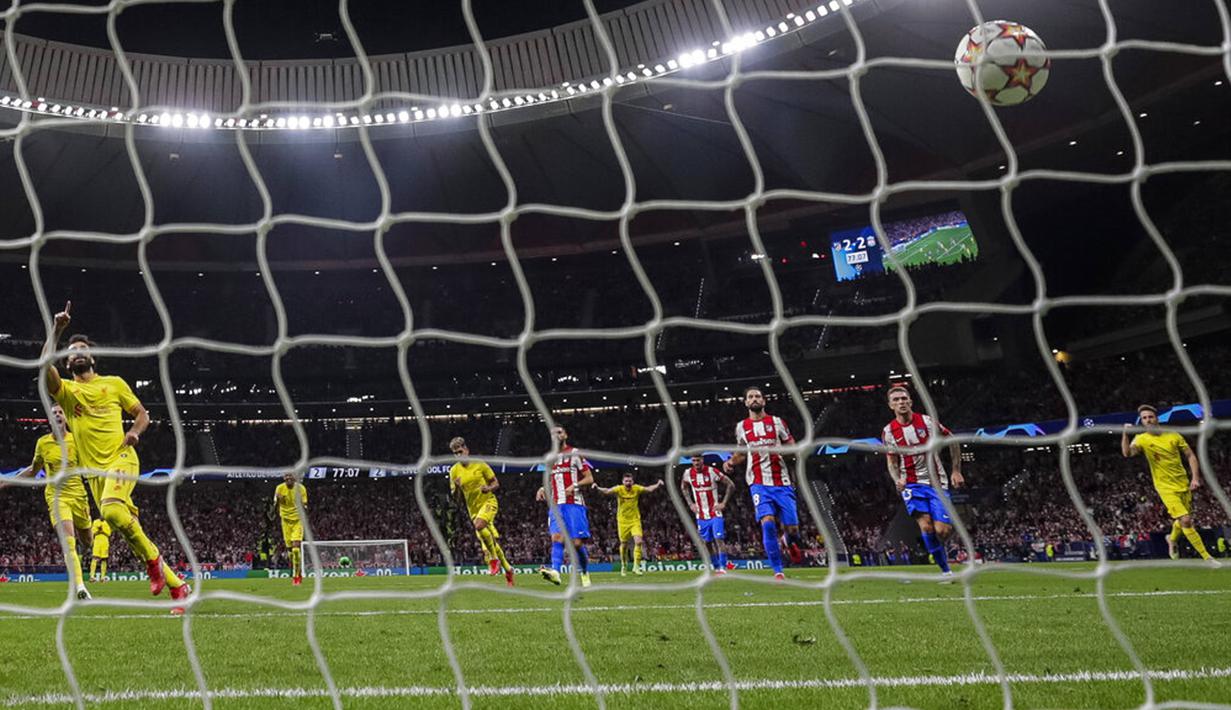 Pemain Liverpool Mohamed Salah (kiri) mencetak gol penalti ke gawang Atletico Madrid pada pertandingan sepak bola Grup B Liga Champions di Stadion Wanda Metropolitano, Madrid, Spanyol, Selasa (19/10/2021). Liverpool menang 3-2. (AP Photo/Manu Fernandez)