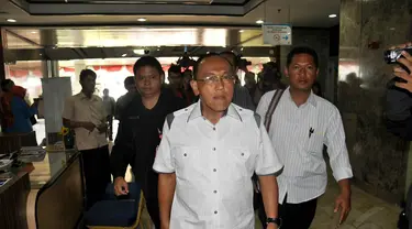 Ketua Umum partai Golkar, Aburizal Bakrie menjenguk Ketua Umum Gerindra, Suhardi di RSPP, Jakarta, Rabu (27/8/14). (Liputan6.com/Miftahul Hayat)  