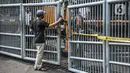 Petugas keamanan berjaga di pintu masuk saat penutupan Plaza Kenari Mas, Jakarta, Rabu (7/7/2021). Satgas COVID-19 DKI Jakarta menutup Plaza Kenari Mas setelah melanggar aturan dengan tetap beroperasi pada masa PPKM Darurat sehingga memicu kerumunan. (merdeka.com/Iqbal S. Nugroho)