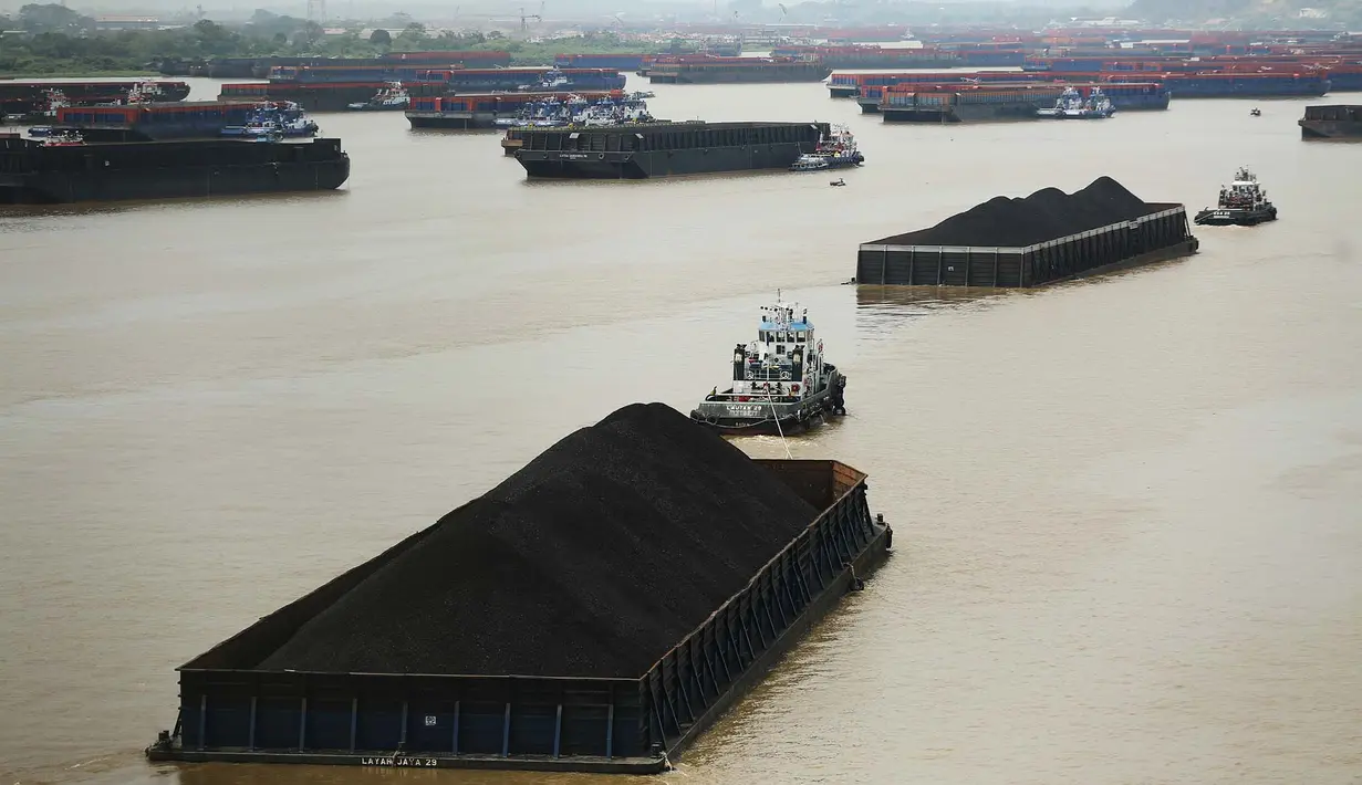 Tongkang batu bara terlihat di Sungai Mahakam di Samarinda, Kalimantan Timur, Indonesia, pada 19 Agustus 2026. (AP Photo/Ahmad Mulia Panjaitan)