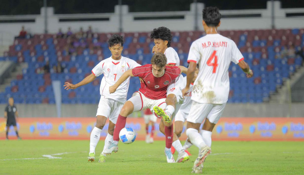 Bertanding di The 700th Anniversary of Chiang Mai Stadium, Thailand, Jumat (12/12/2025), Timnas Indonesia U-22 langsung tancap gas. Tampak dalam foto, penyerang Timnas Indonesia U-22, Mauro Nils Zijlstra (tengah) mencoba melewati adangan tiga pemain Myanmar pada pertandingan Grup C SEA Games 2025 di The 700th Anniversary of Chiang Mai Stadium, Thailand, Jumat (12/12/2025). (Bola.com/Bagaskara Lazuardi)